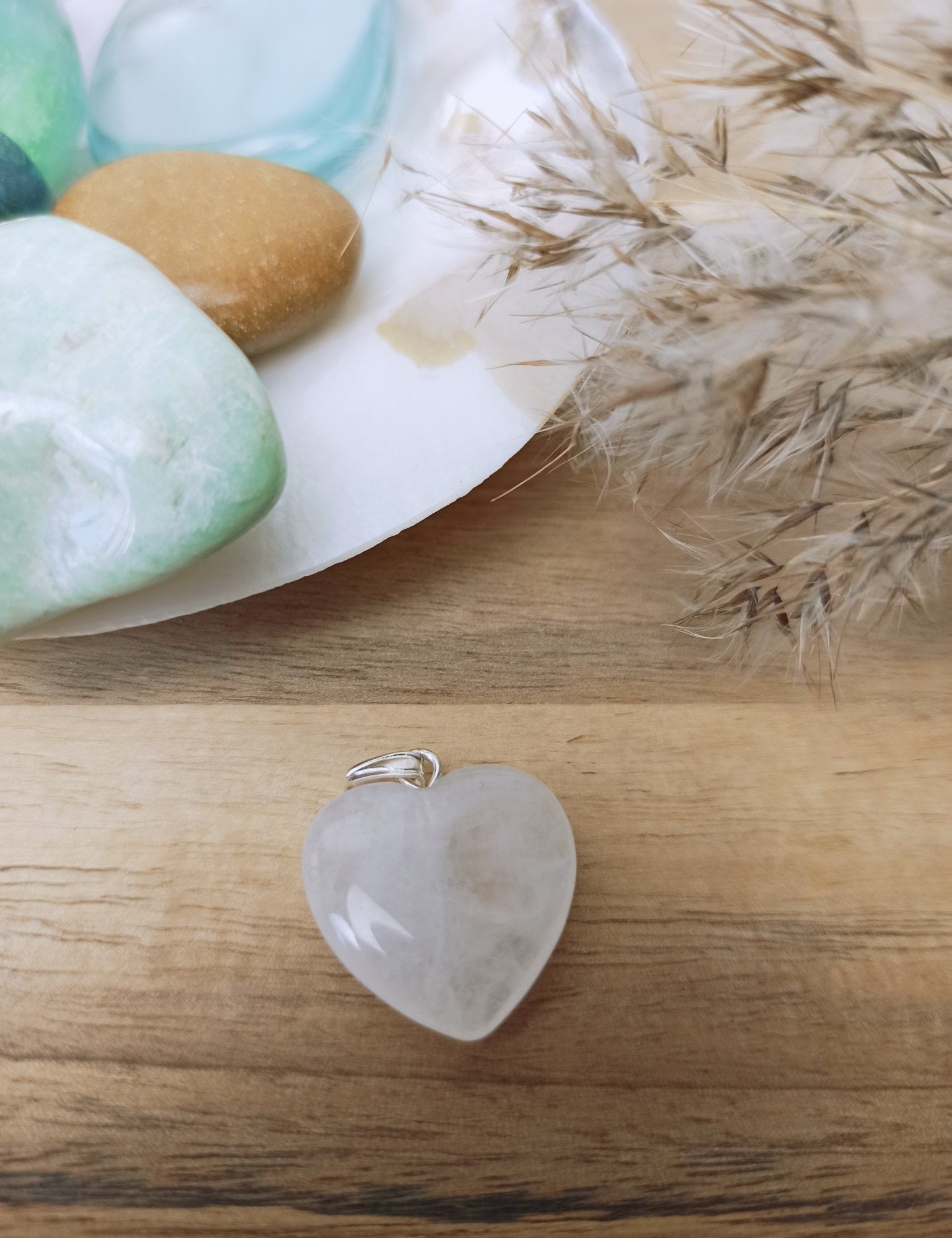 Rozenkwarts edelsteen hanger hart | 20 mm – curated crystal by Marga Jacobs | rust, symboliek en intuïtieve zelfzorg