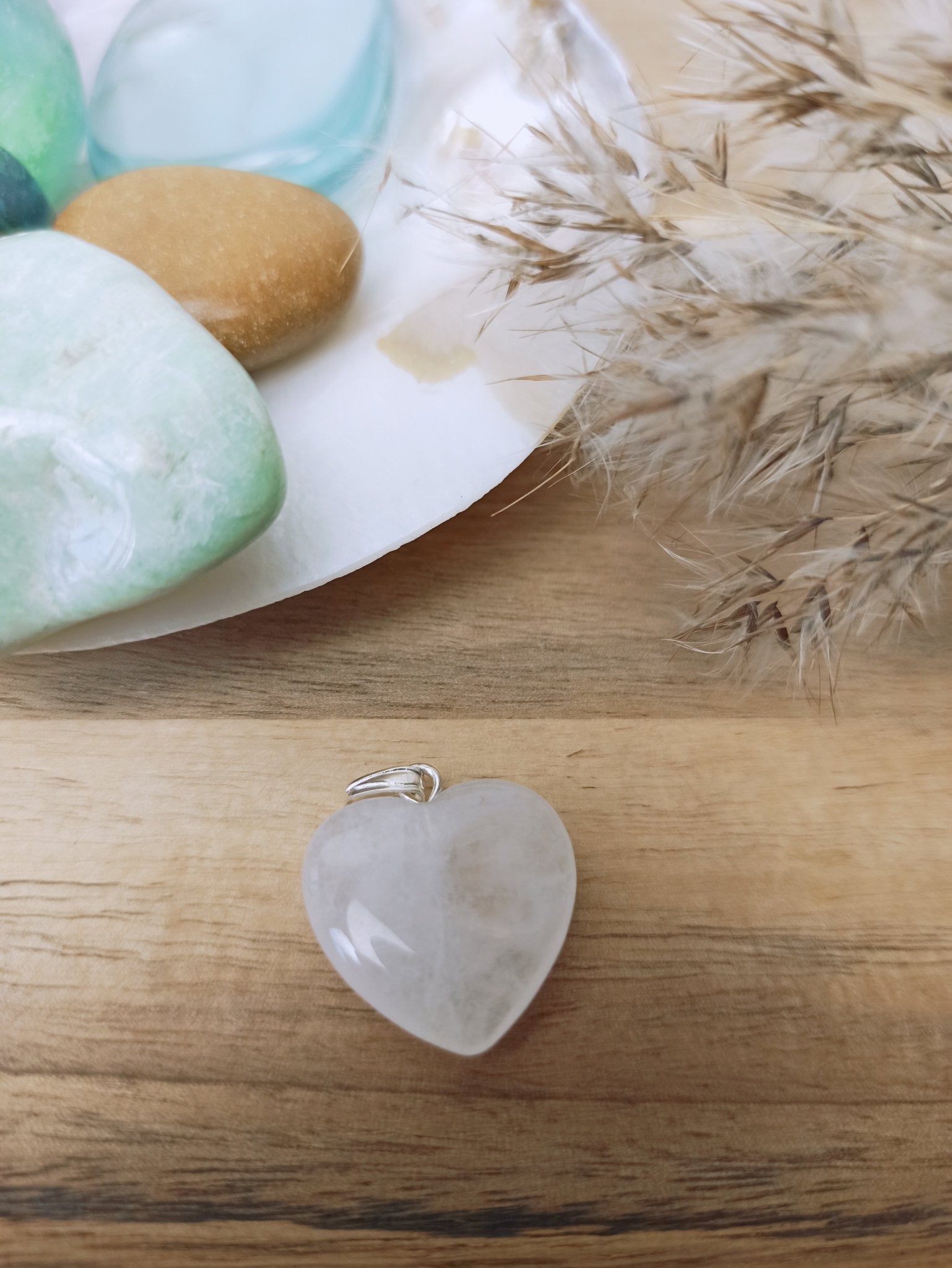 Rozenkwarts edelsteen hanger hart | 20 mm – curated crystal by Marga Jacobs | rust, symboliek en intuïtieve zelfzorg