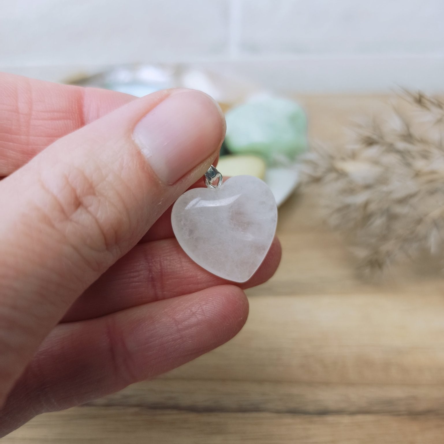 Rozenkwarts edelsteen hanger hart | 20 mm – curated crystal by Marga Jacobs | rust, symboliek en intuïtieve zelfzorg