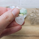 Rozenkwarts edelsteen hanger hart | 20 mm – curated crystal by Marga Jacobs | rust, symboliek en intuïtieve zelfzorg