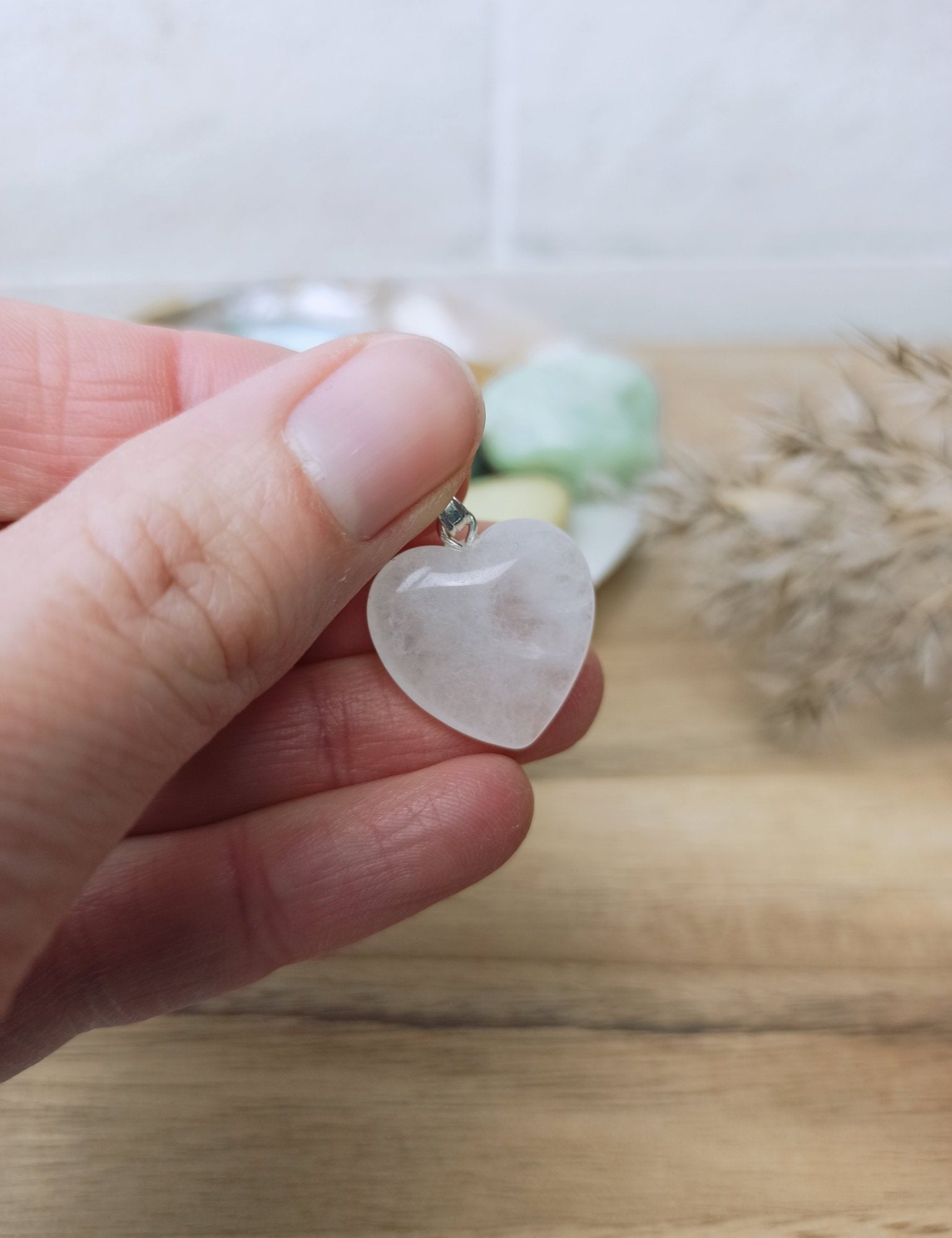 Rozenkwarts edelsteen hanger hart | 20 mm – curated crystal by Marga Jacobs | rust, symboliek en intuïtieve zelfzorg