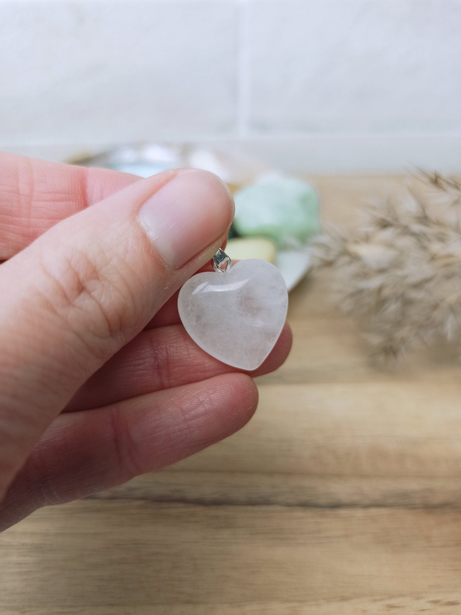 Rozenkwarts edelsteen hanger hart | 20 mm – curated crystal by Marga Jacobs | rust, symboliek en intuïtieve zelfzorg