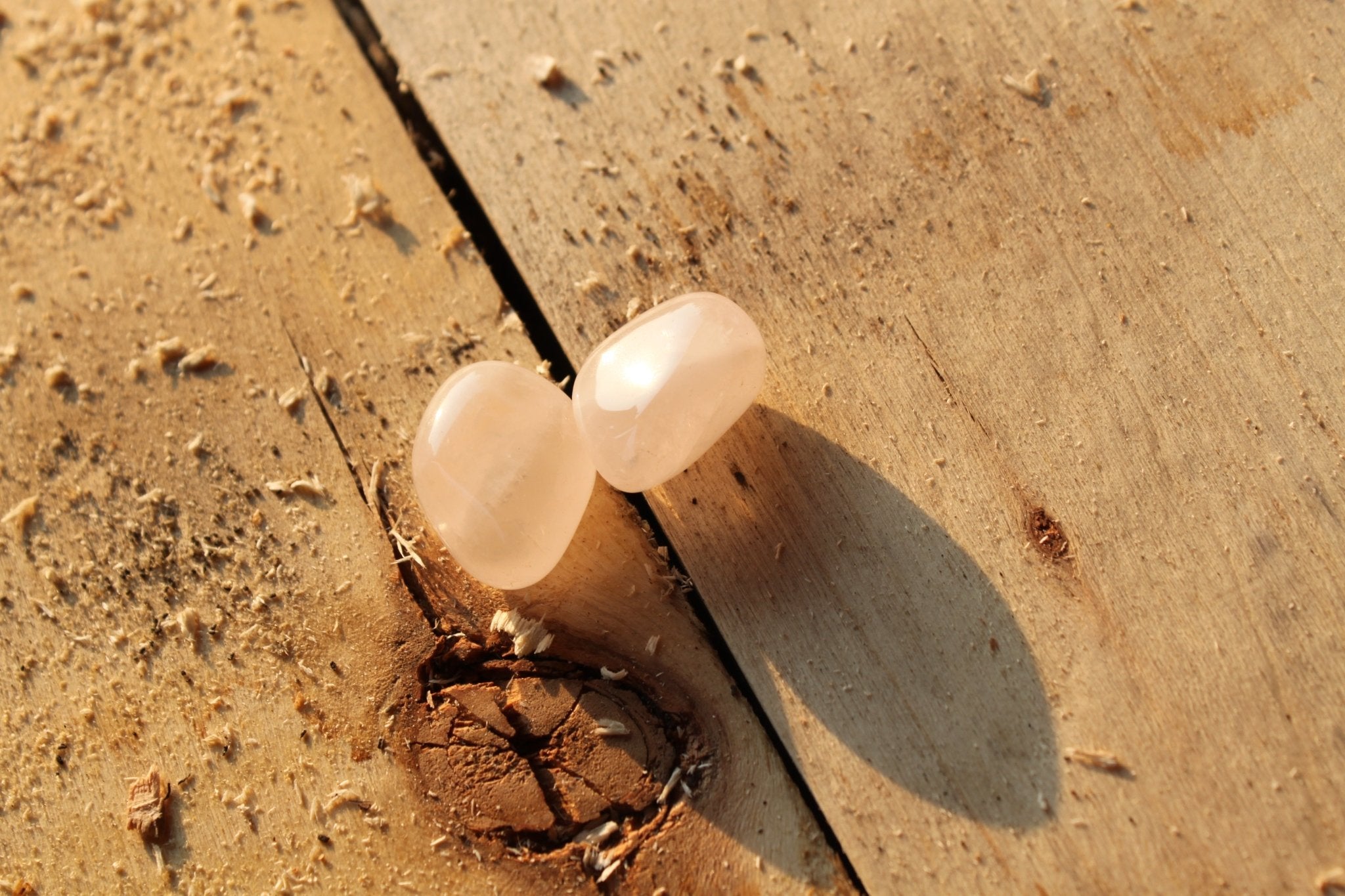 Rozenkwarts trommelstenen – curated crystal by Marga Jacobs | rust, symboliek en intuïtieve zelfzorg