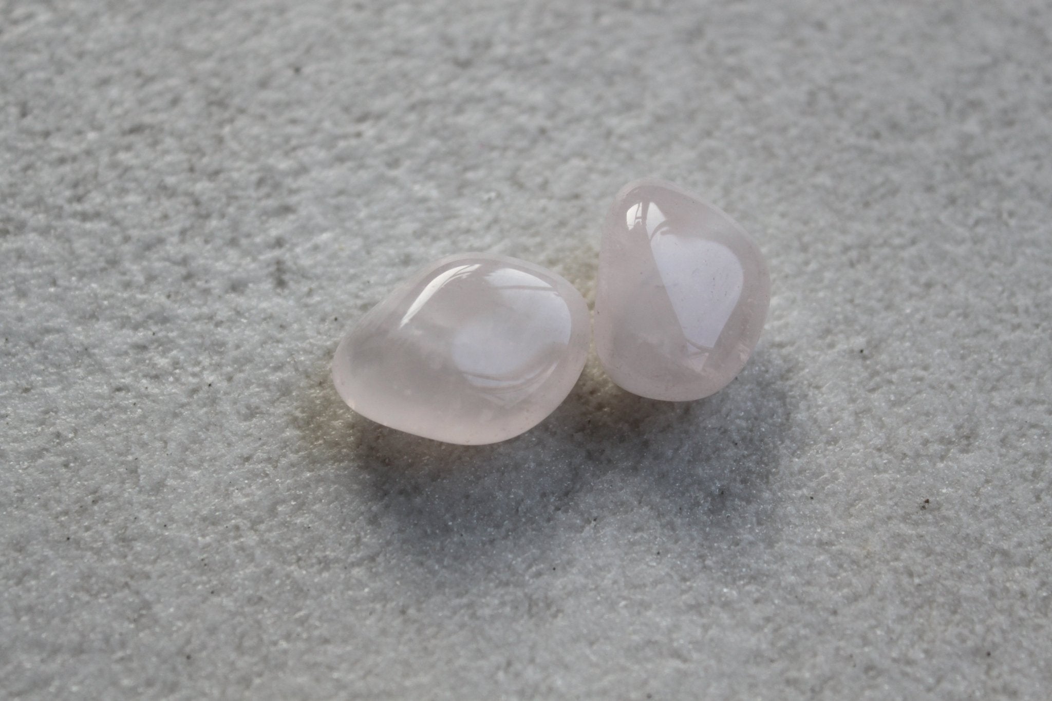 Rozenkwarts trommelstenen – curated crystal by Marga Jacobs | rust, symboliek en intuïtieve zelfzorg