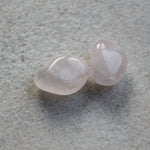 Rozenkwarts trommelstenen – curated crystal by Marga Jacobs | rust, symboliek en intuïtieve zelfzorg