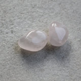 Rozenkwarts trommelstenen – curated crystal by Marga Jacobs | rust, symboliek en intuïtieve zelfzorg