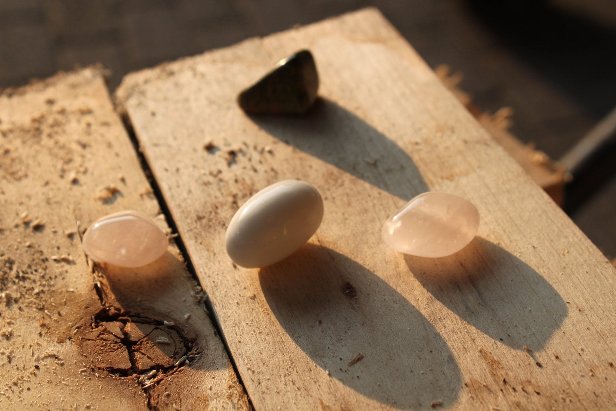 Rozenkwarts trommelstenen – curated crystal by Marga Jacobs | rust, symboliek en intuïtieve zelfzorg