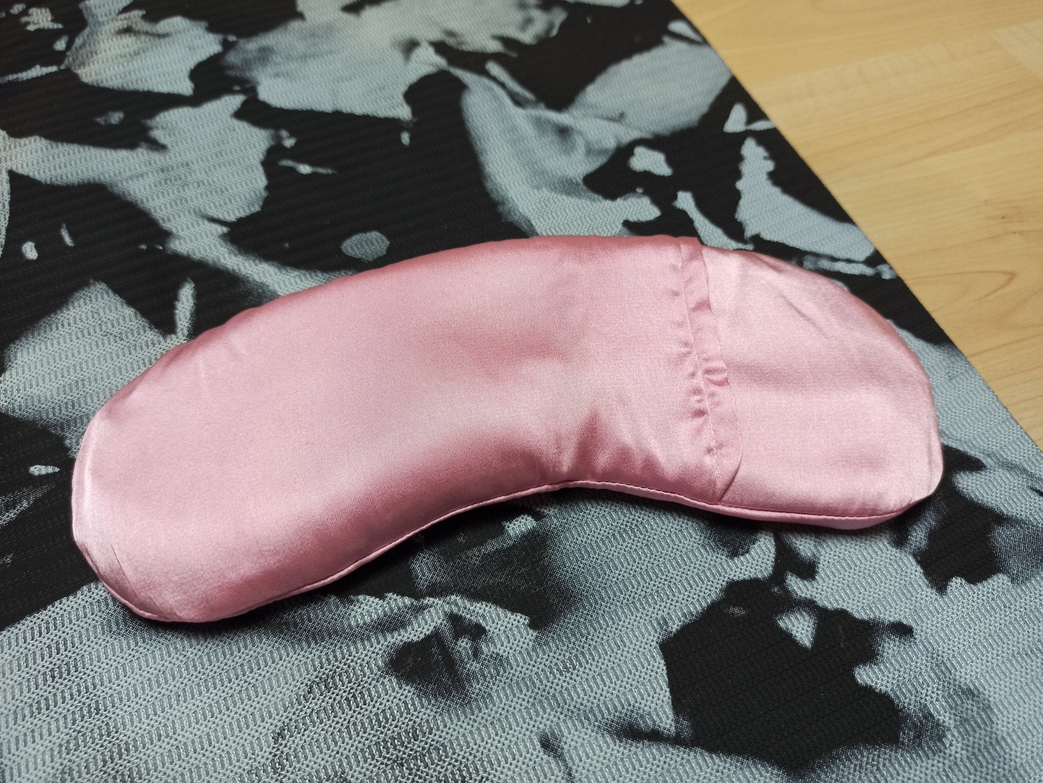 Rozenkwarts Yoga Gems Meditatie Oogkussen – curated crystal by Marga Jacobs | rust, symboliek en intuïtieve zelfzorg