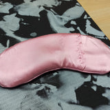 Rozenkwarts Yoga Gems Meditatie Oogkussen – curated crystal by Marga Jacobs | rust, symboliek en intuïtieve zelfzorg