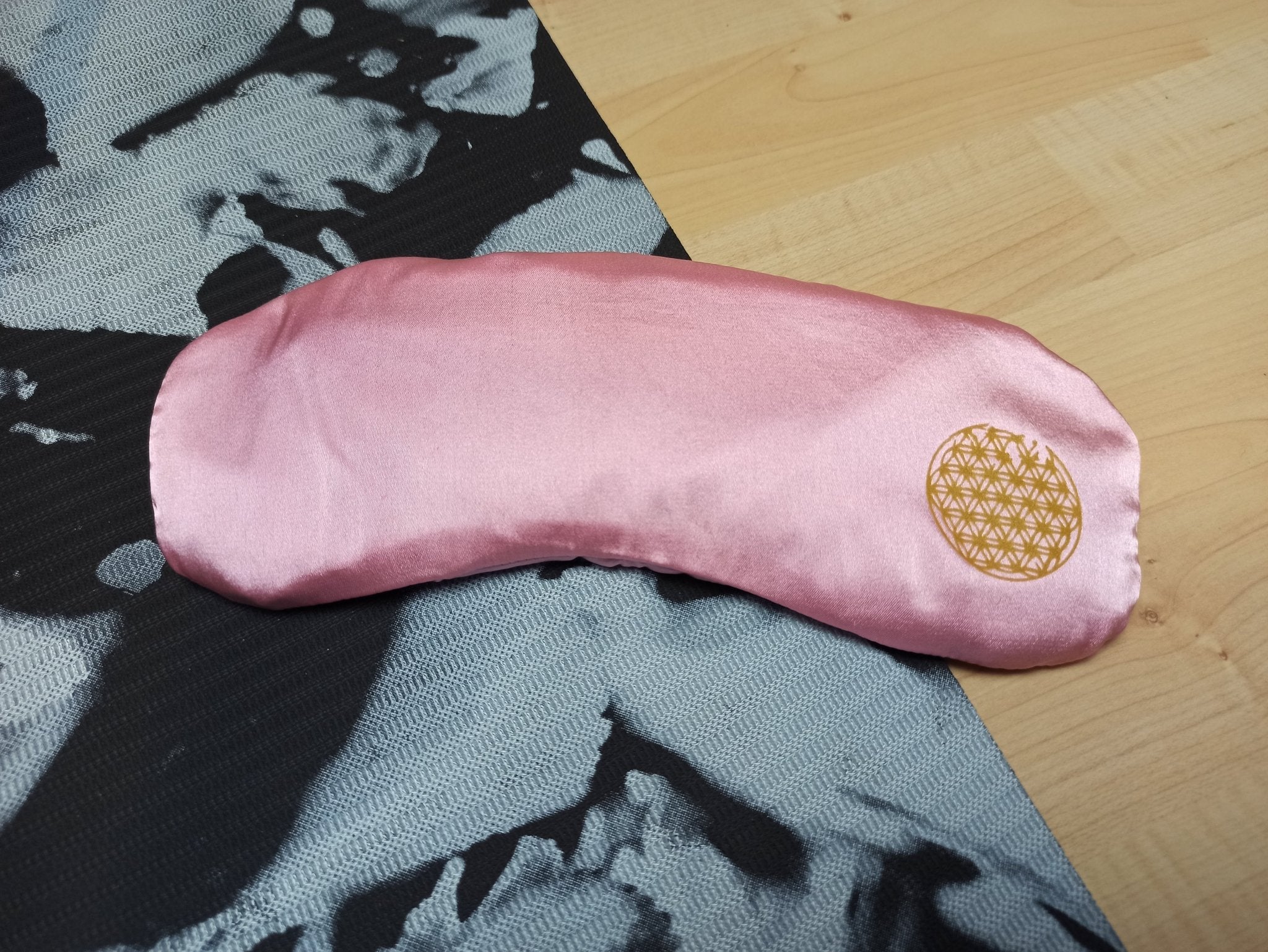 Rozenkwarts Yoga Gems Meditatie Oogkussen – curated crystal by Marga Jacobs | rust, symboliek en intuïtieve zelfzorg