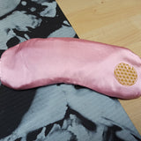 Rozenkwarts Yoga Gems Meditatie Oogkussen – curated crystal by Marga Jacobs | rust, symboliek en intuïtieve zelfzorg