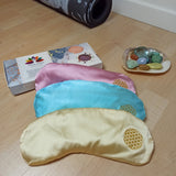 Rozenkwarts Yoga Gems Meditatie Oogkussen – curated crystal by Marga Jacobs | rust, symboliek en intuïtieve zelfzorg