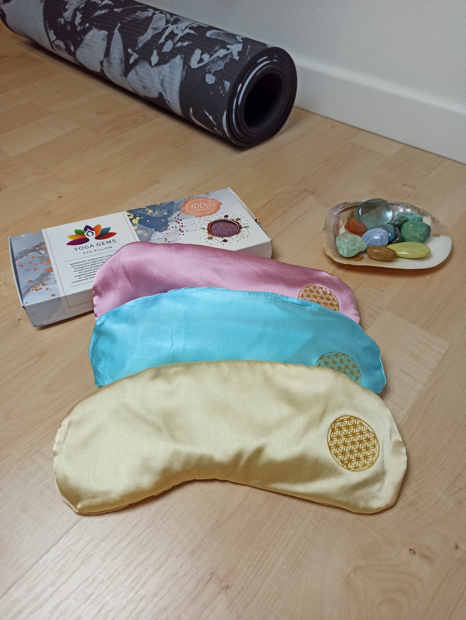 Rozenkwarts Yoga Gems Meditatie Oogkussen – curated crystal by Marga Jacobs | rust, symboliek en intuïtieve zelfzorg