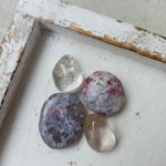 Rutielkwarts trommelstenen – curated crystal by Marga Jacobs | rust, symboliek en intuïtieve zelfzorg