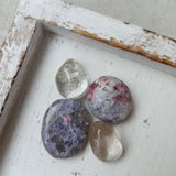 Rutielkwarts trommelstenen – curated crystal by Marga Jacobs | rust, symboliek en intuïtieve zelfzorg