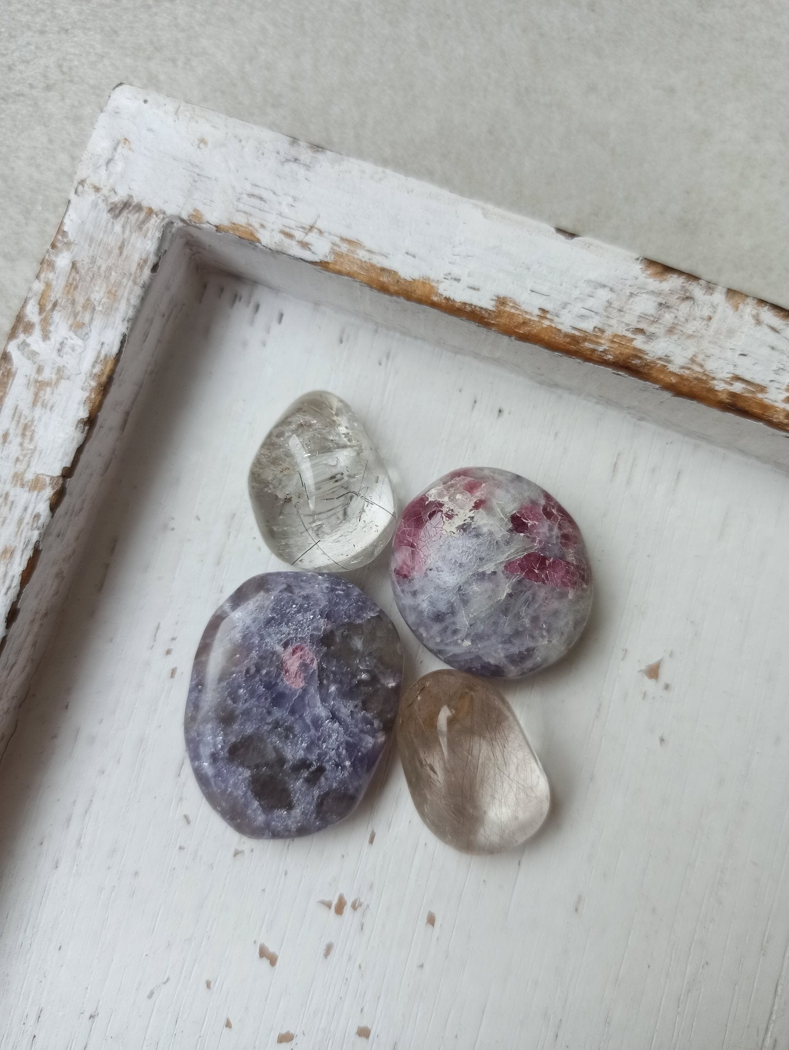 Rutielkwarts trommelstenen – curated crystal by Marga Jacobs | rust, symboliek en intuïtieve zelfzorg