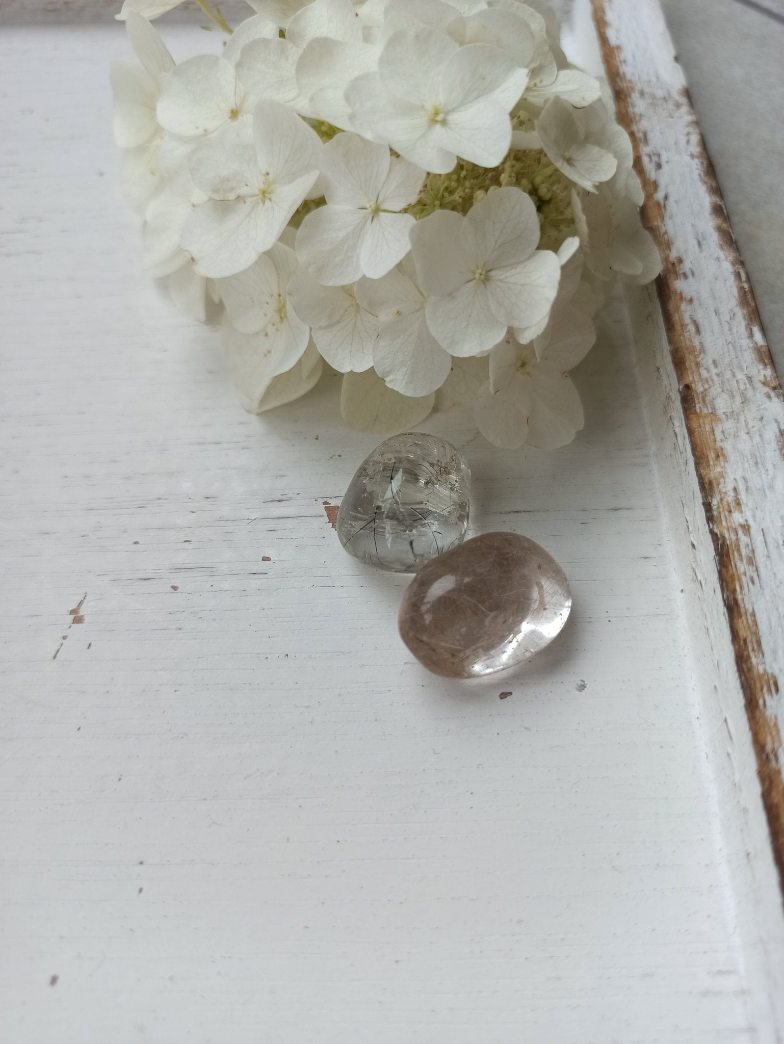 Rutielkwarts trommelstenen – curated crystal by Marga Jacobs | rust, symboliek en intuïtieve zelfzorg