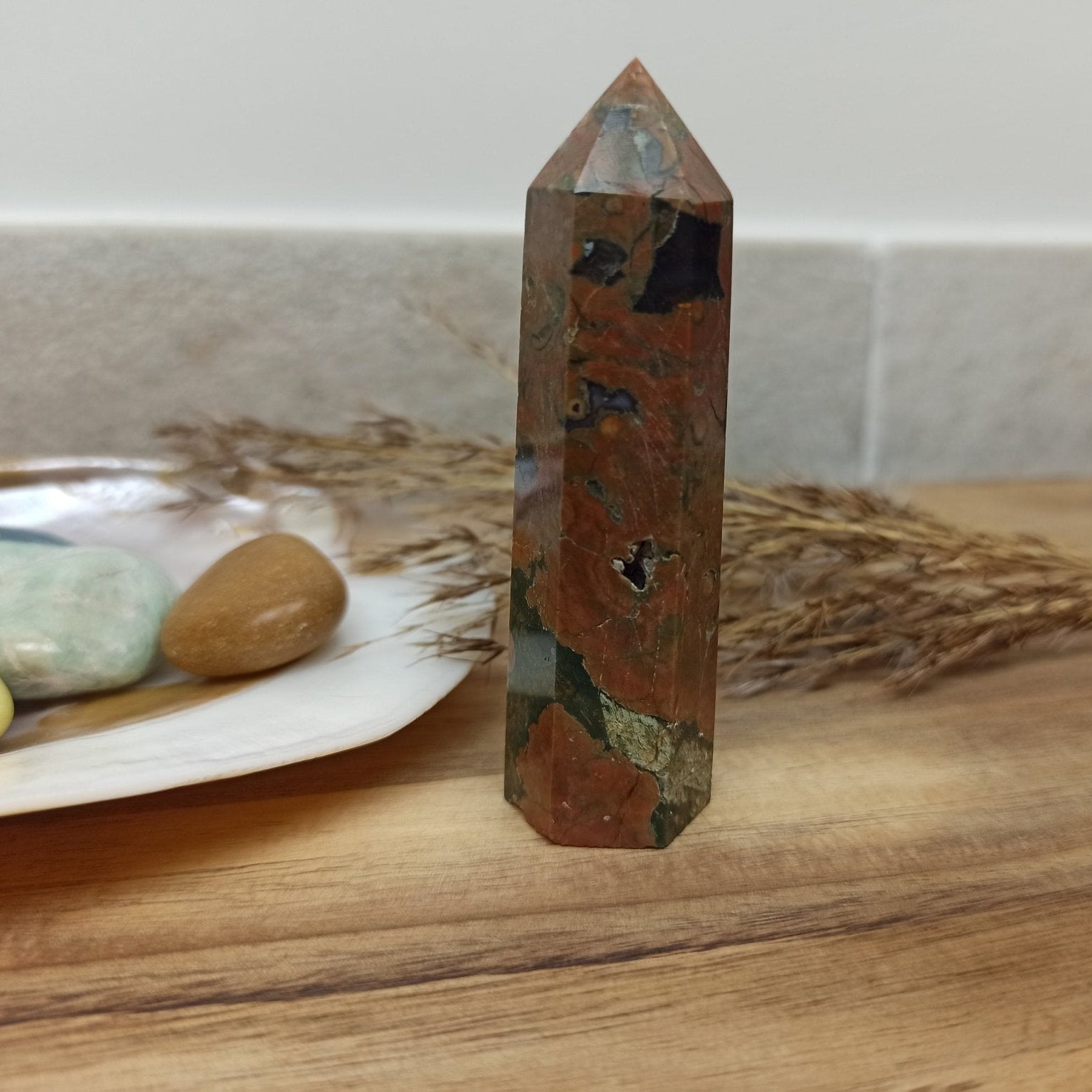 Ryoliet geslepen punt | 8 cm / 60 g – curated crystal by Marga Jacobs | rust, symboliek en intuïtieve zelfzorg