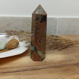 Ryoliet geslepen punt | 8 cm / 60 g – curated crystal by Marga Jacobs | rust, symboliek en intuïtieve zelfzorg
