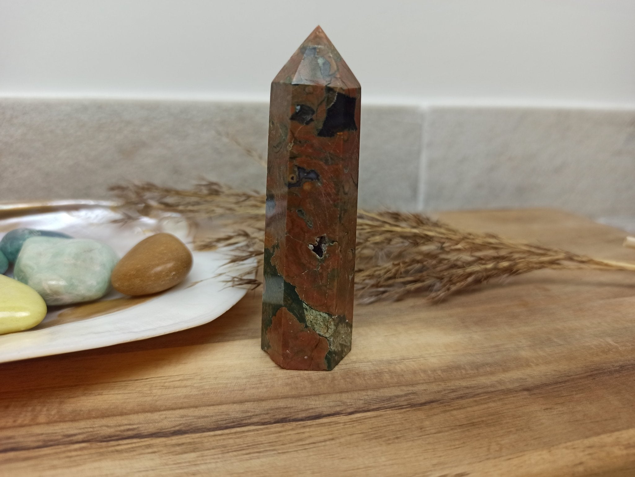 Ryoliet geslepen punt | 8 cm / 60 g – curated crystal by Marga Jacobs | rust, symboliek en intuïtieve zelfzorg