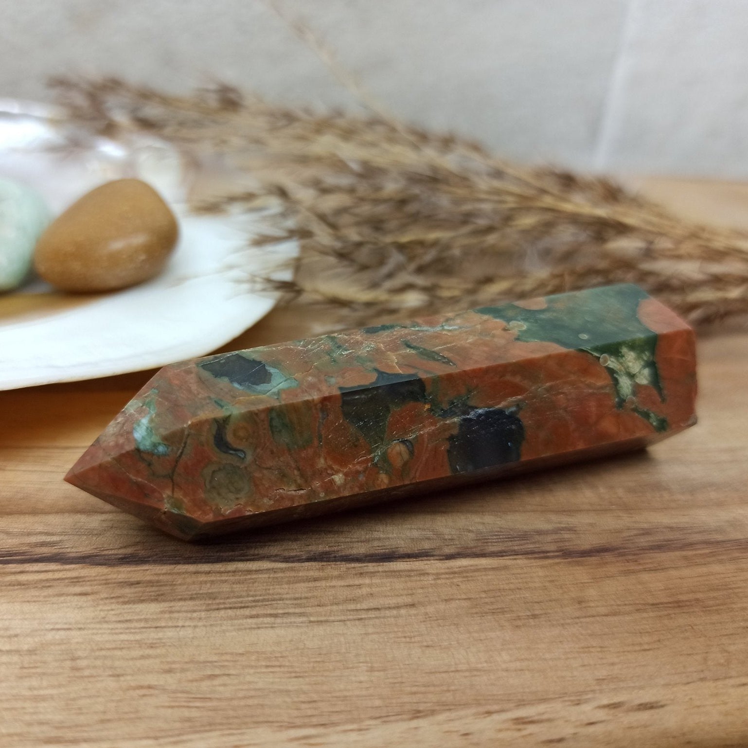 Ryoliet geslepen punt | 8 cm / 60 g – curated crystal by Marga Jacobs | rust, symboliek en intuïtieve zelfzorg