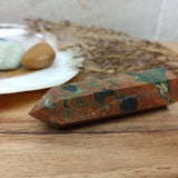 Ryoliet geslepen punt | 8 cm / 60 g – curated crystal by Marga Jacobs | rust, symboliek en intuïtieve zelfzorg