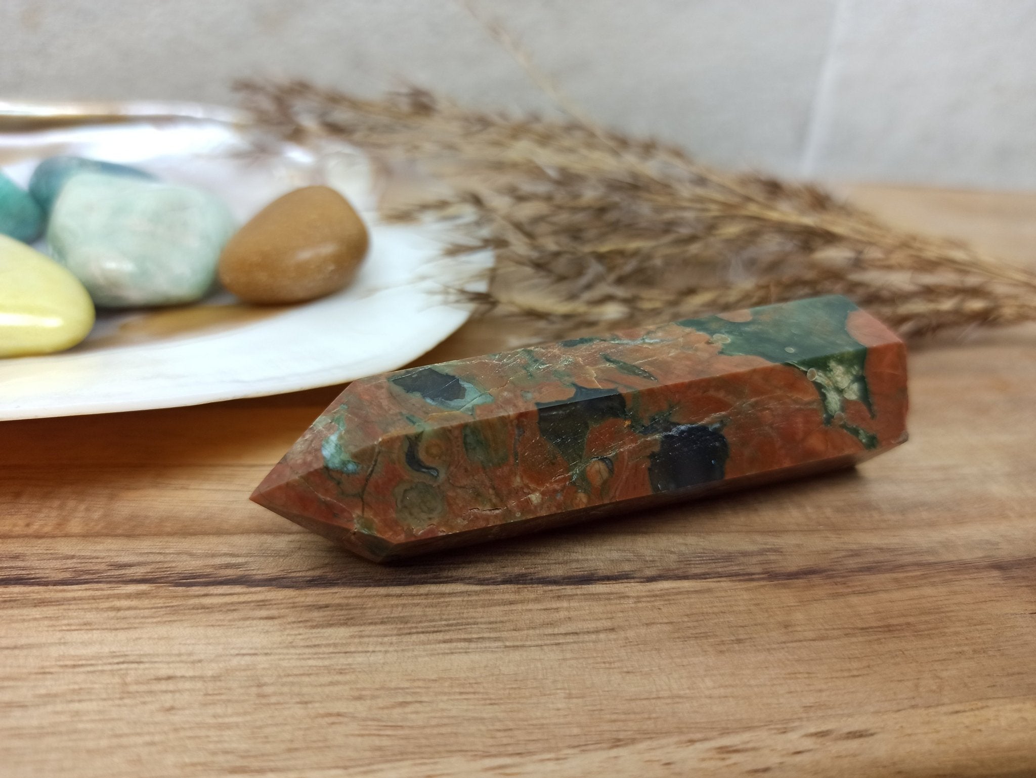 Ryoliet geslepen punt | 8 cm / 60 g – curated crystal by Marga Jacobs | rust, symboliek en intuïtieve zelfzorg