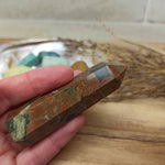 Ryoliet geslepen punt | 8 cm / 60 g – curated crystal by Marga Jacobs | rust, symboliek en intuïtieve zelfzorg