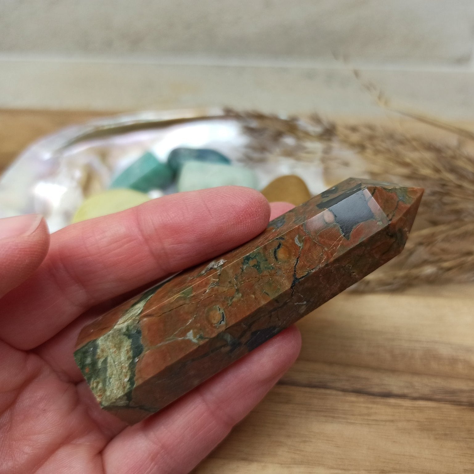 Ryoliet geslepen punt | 8 cm / 60 g – curated crystal by Marga Jacobs | rust, symboliek en intuïtieve zelfzorg