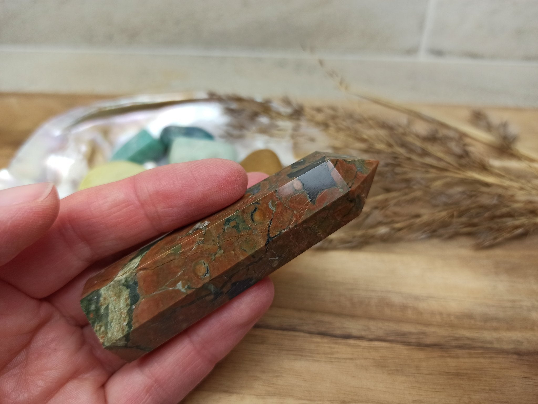 Ryoliet geslepen punt | 8 cm / 60 g – curated crystal by Marga Jacobs | rust, symboliek en intuïtieve zelfzorg