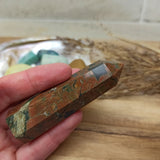 Ryoliet geslepen punt | 8 cm / 60 g – curated crystal by Marga Jacobs | rust, symboliek en intuïtieve zelfzorg