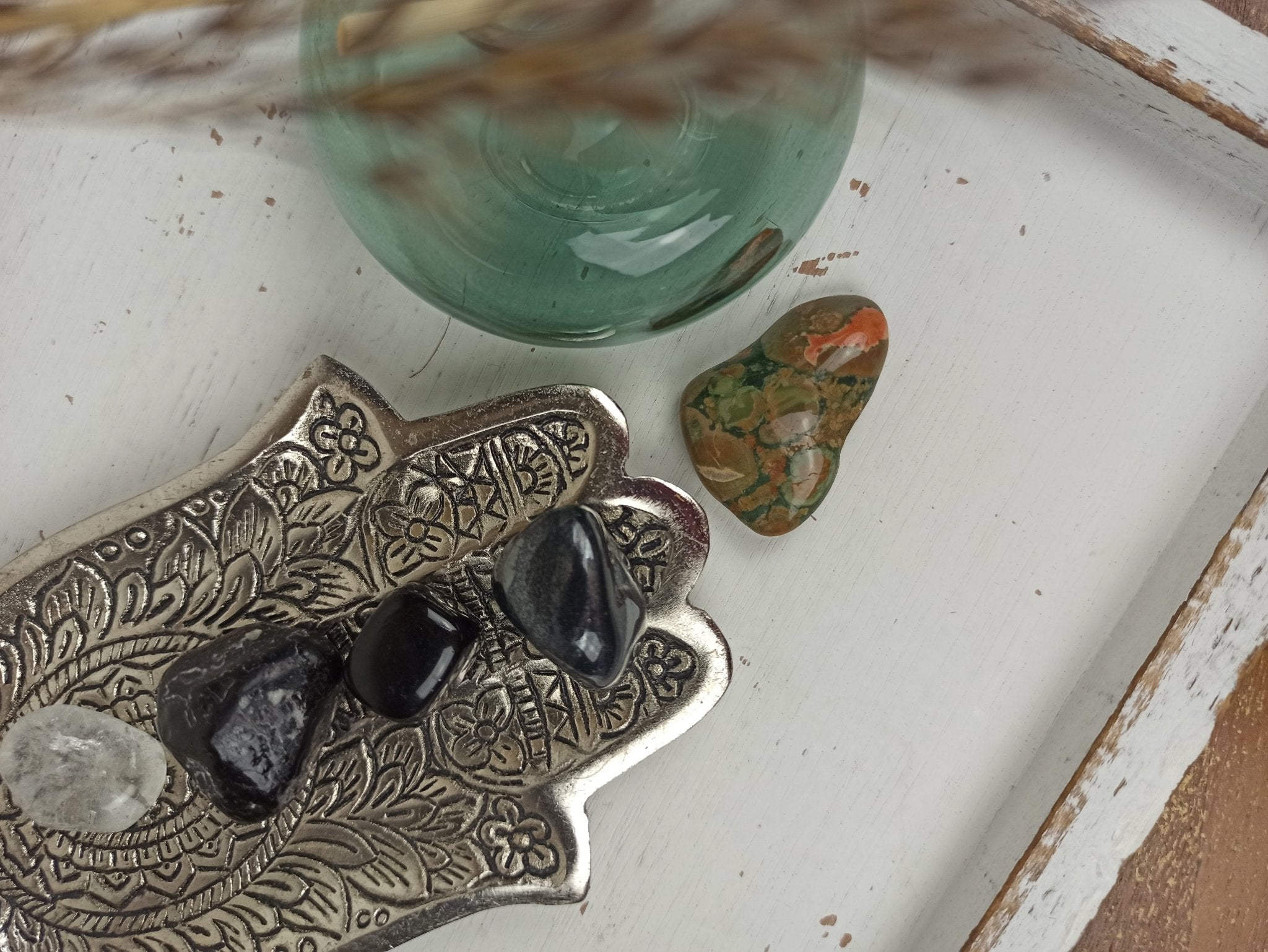 Ryoliet trommelstenen – curated crystal by Marga Jacobs | rust, symboliek en intuïtieve zelfzorg