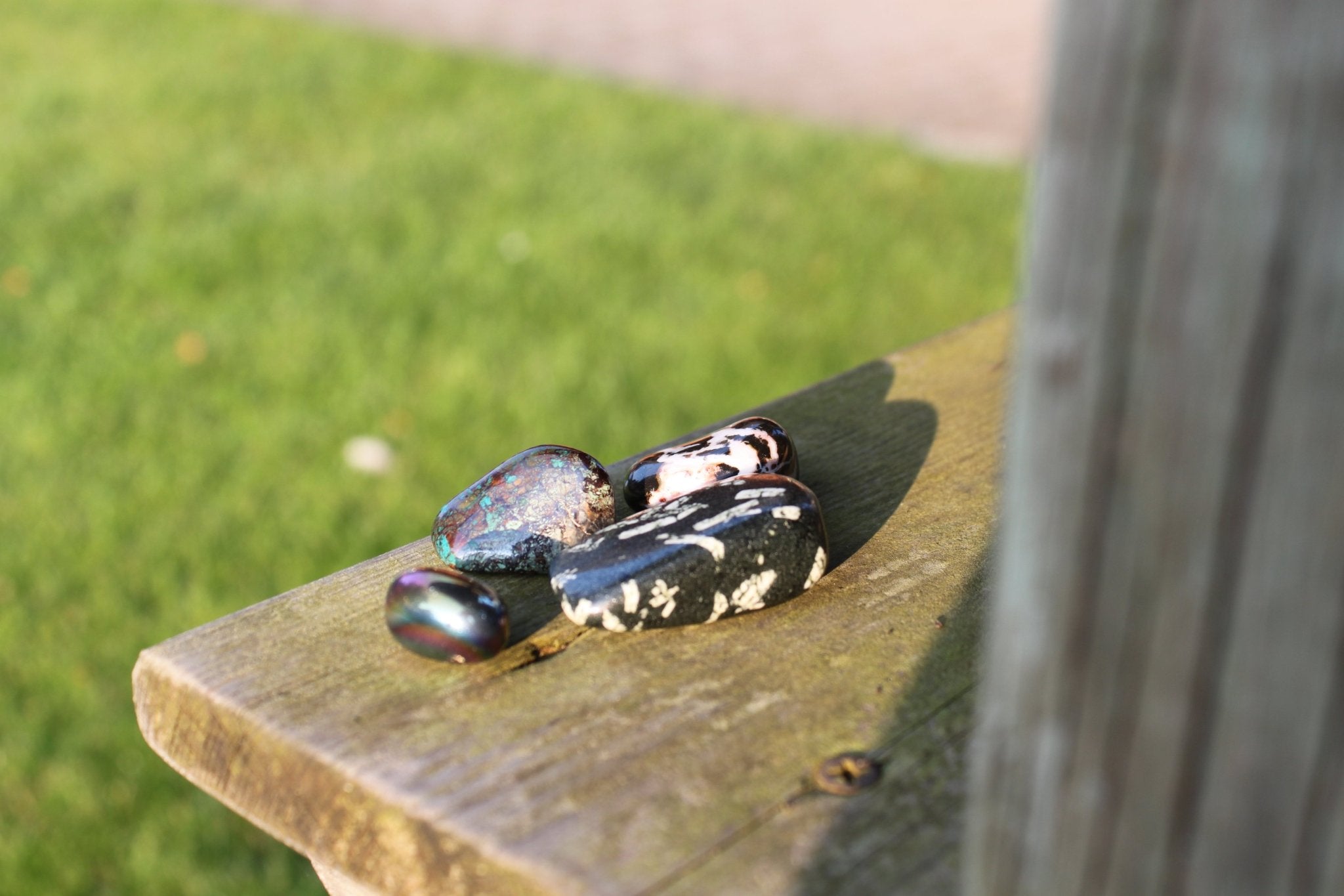 Sardonyx trommelstenen – curated crystal by Marga Jacobs | rust, symboliek en intuïtieve zelfzorg