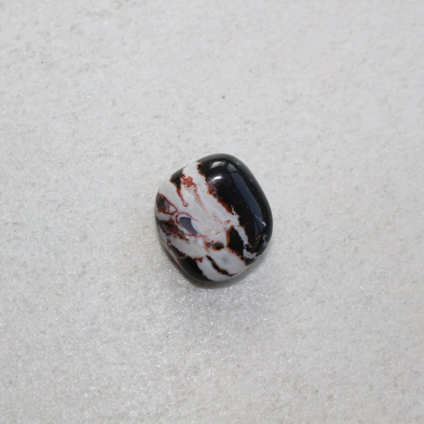 Sardonyx trommelstenen – curated crystal by Marga Jacobs | rust, symboliek en intuïtieve zelfzorg