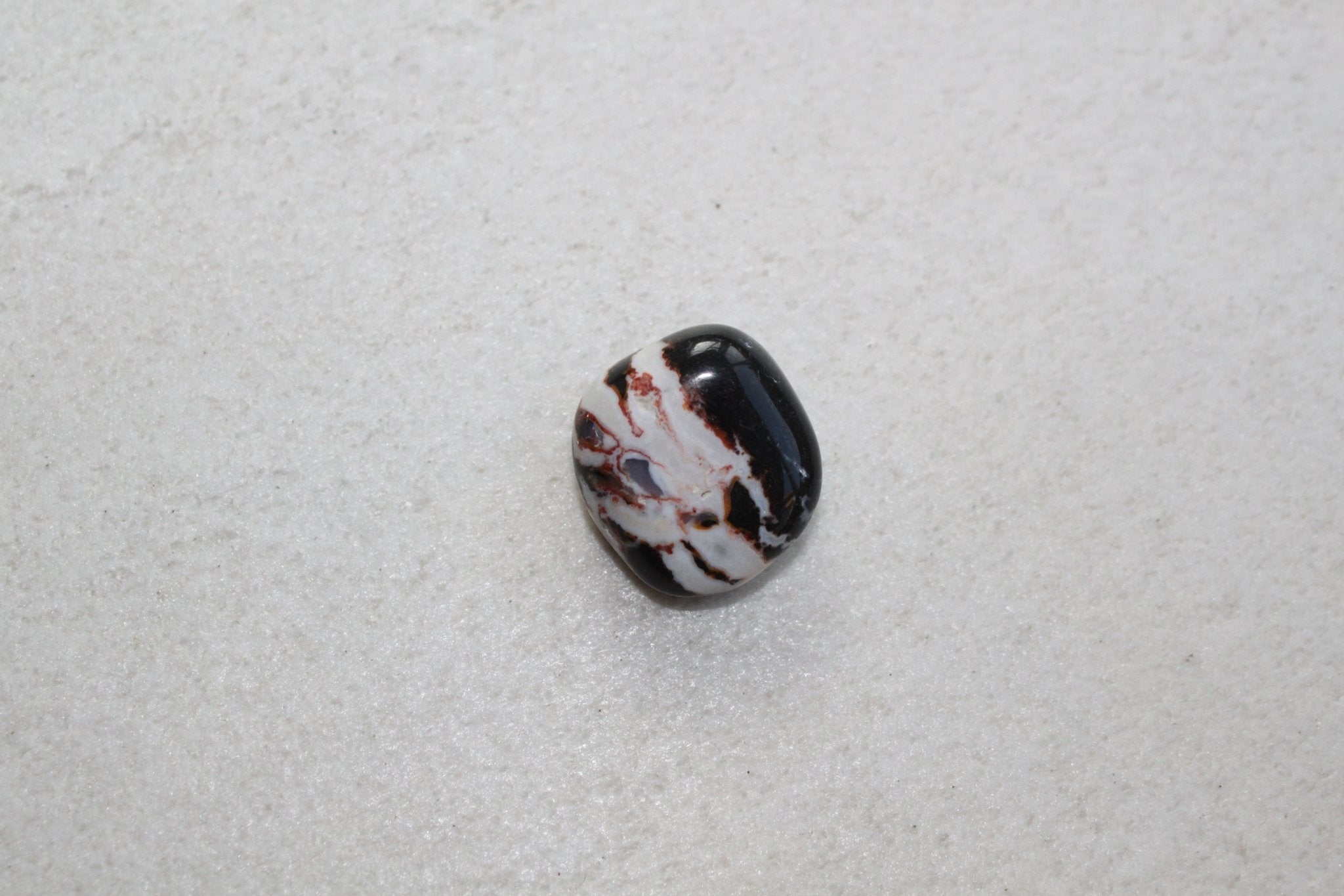 Sardonyx trommelstenen – curated crystal by Marga Jacobs | rust, symboliek en intuïtieve zelfzorg