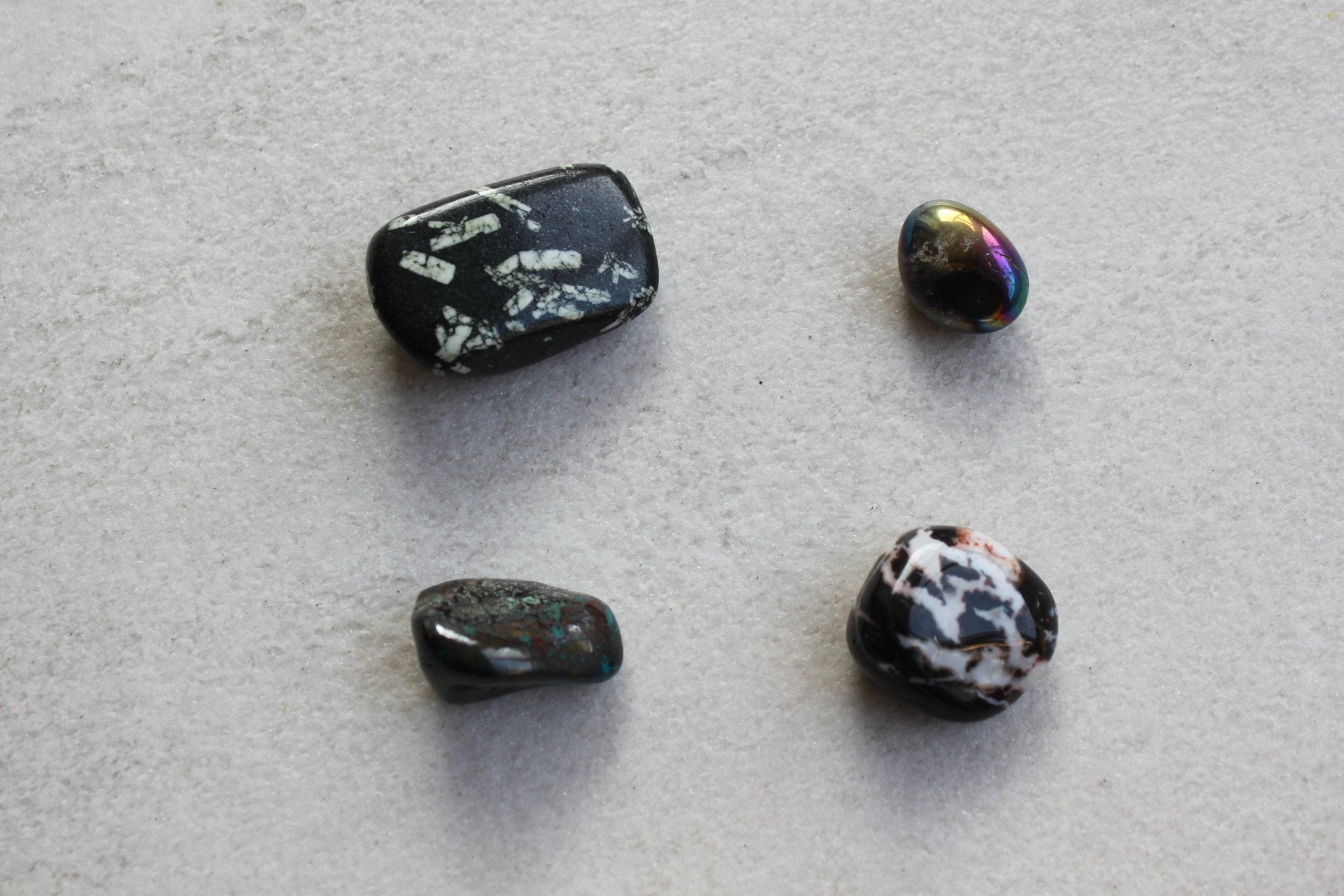 Sardonyx trommelstenen – curated crystal by Marga Jacobs | rust, symboliek en intuïtieve zelfzorg