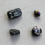 Sardonyx trommelstenen – curated crystal by Marga Jacobs | rust, symboliek en intuïtieve zelfzorg