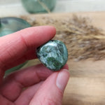 Scapoliet trommelstenen – curated crystal by Marga Jacobs | rust, symboliek en intuïtieve zelfzorg