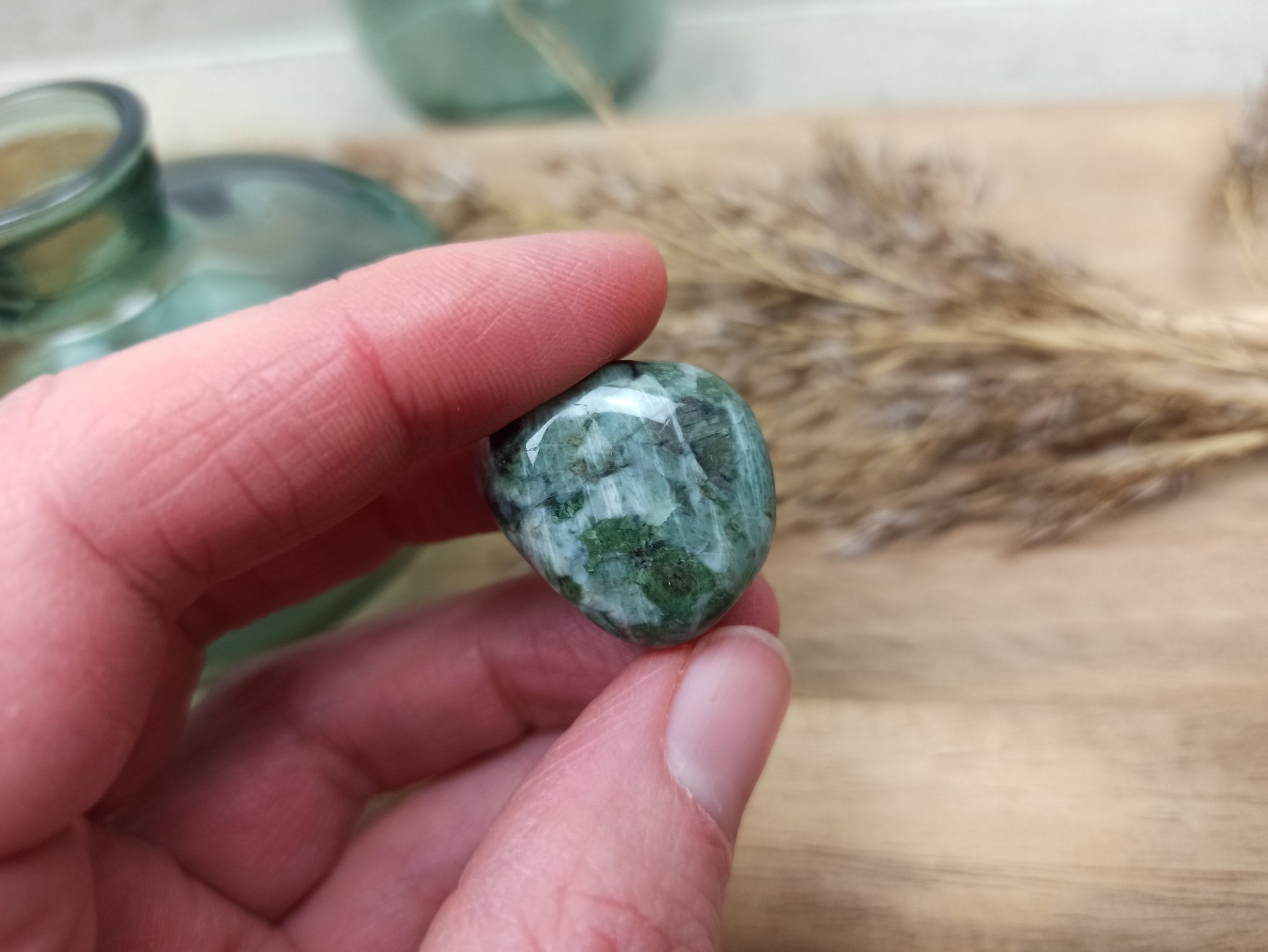 Scapoliet trommelstenen – curated crystal by Marga Jacobs | rust, symboliek en intuïtieve zelfzorg