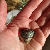 Schalenblende trommelstenen – curated crystal by Marga Jacobs | rust, symboliek en intuïtieve zelfzorg