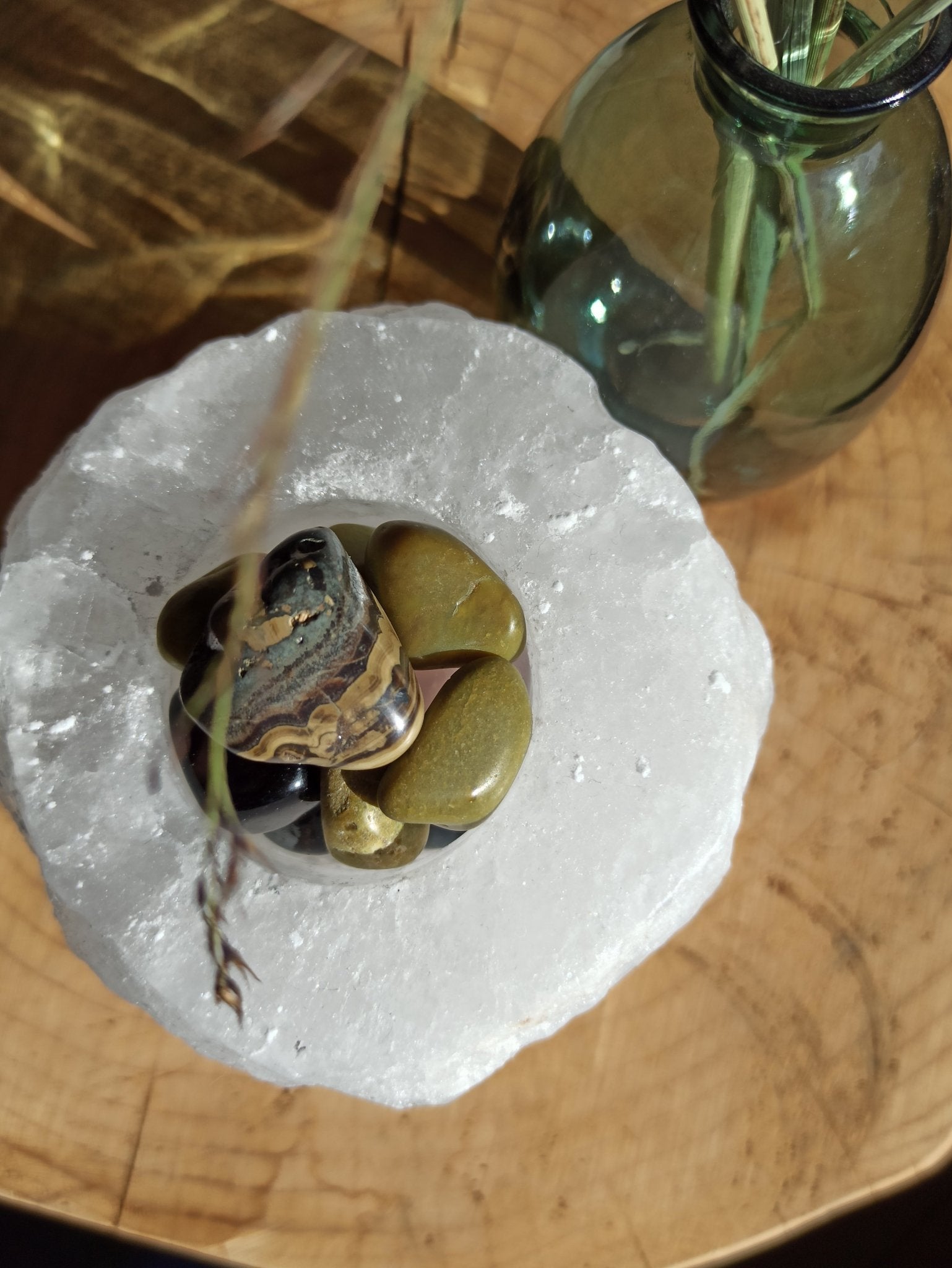 Schalenblende trommelstenen – curated crystal by Marga Jacobs | rust, symboliek en intuïtieve zelfzorg