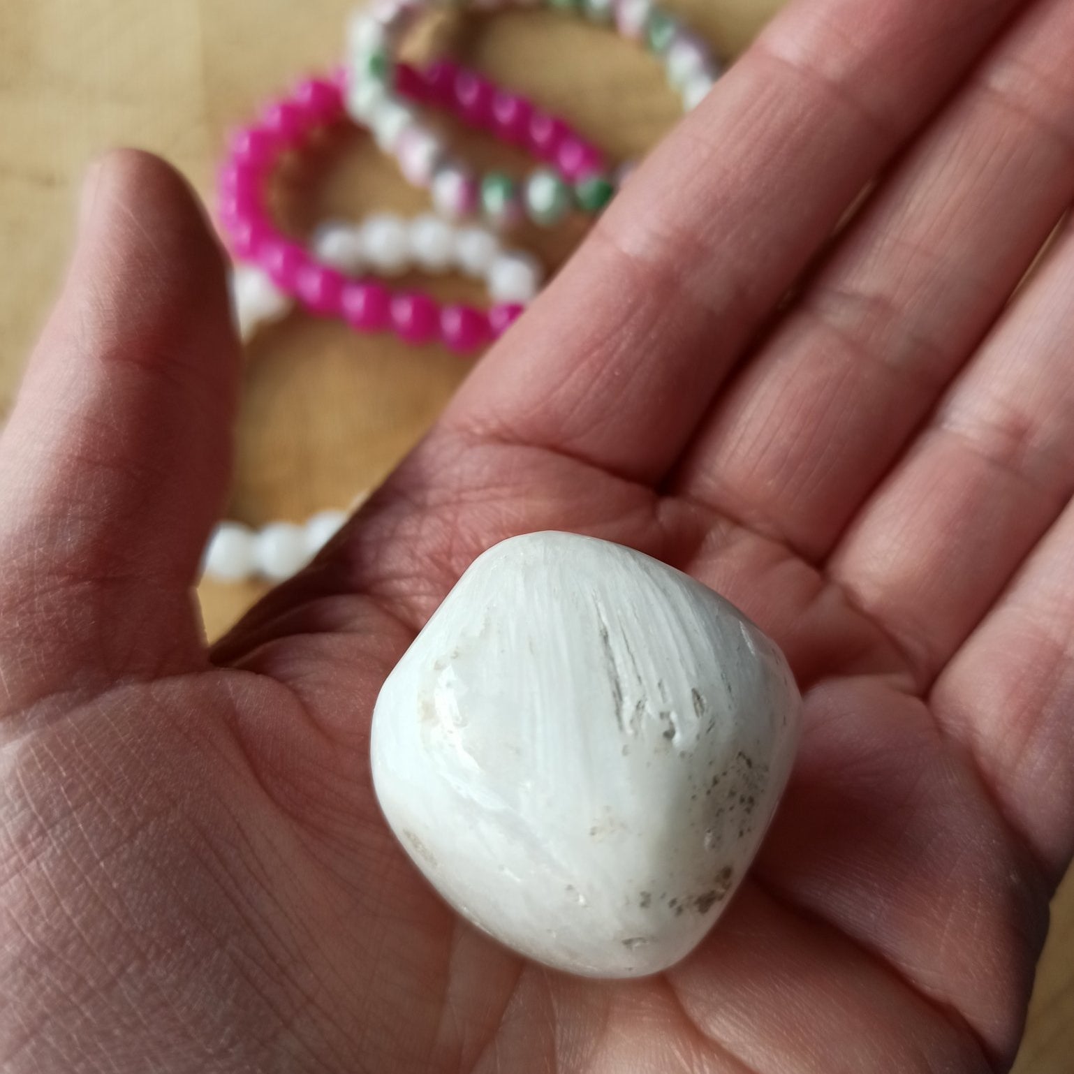 Scolesiet trommelstenen – curated crystal by Marga Jacobs | rust, symboliek en intuïtieve zelfzorg