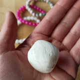 Scolesiet trommelstenen – curated crystal by Marga Jacobs | rust, symboliek en intuïtieve zelfzorg