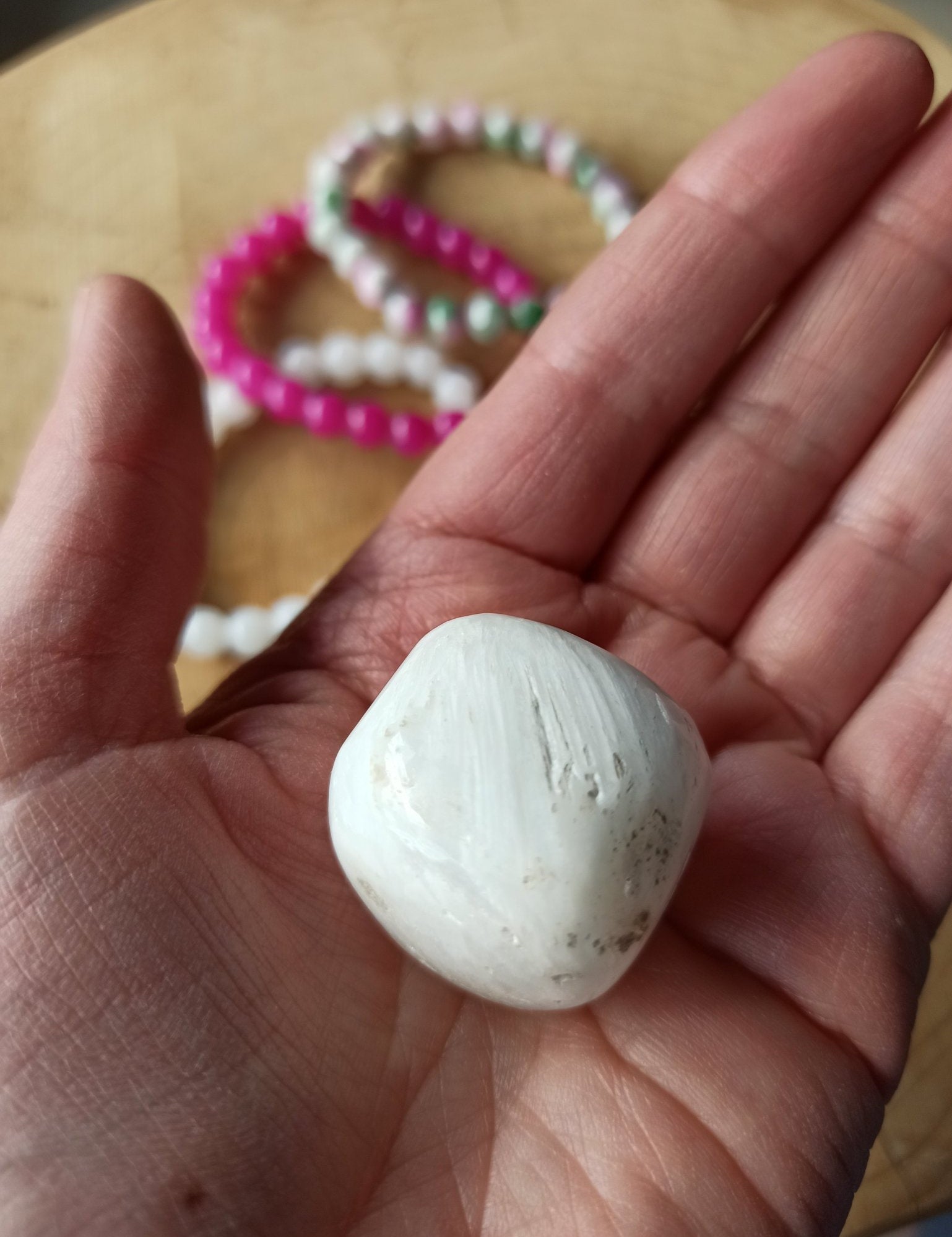 Scolesiet trommelstenen – curated crystal by Marga Jacobs | rust, symboliek en intuïtieve zelfzorg