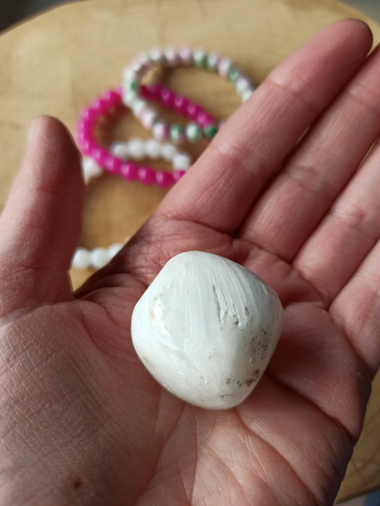 Scolesiet trommelstenen – curated crystal by Marga Jacobs | rust, symboliek en intuïtieve zelfzorg