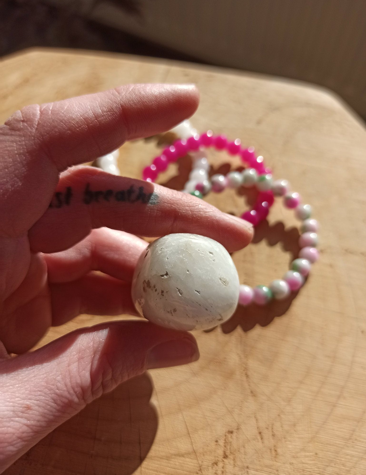 Scolesiet trommelstenen – curated crystal by Marga Jacobs | rust, symboliek en intuïtieve zelfzorg