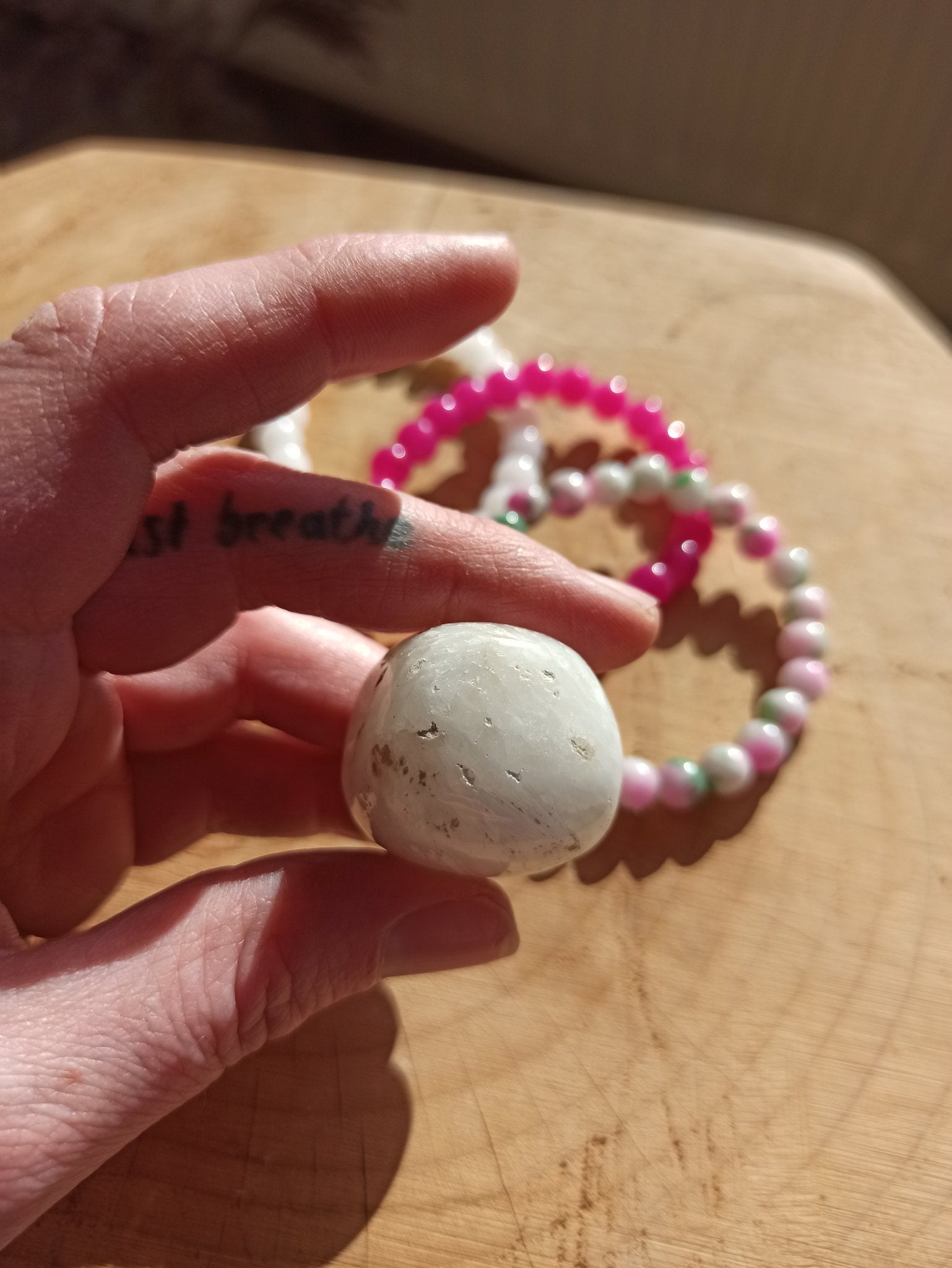 Scolesiet trommelstenen – curated crystal by Marga Jacobs | rust, symboliek en intuïtieve zelfzorg