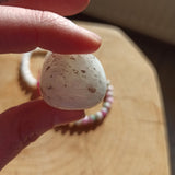 Scolesiet trommelstenen – curated crystal by Marga Jacobs | rust, symboliek en intuïtieve zelfzorg