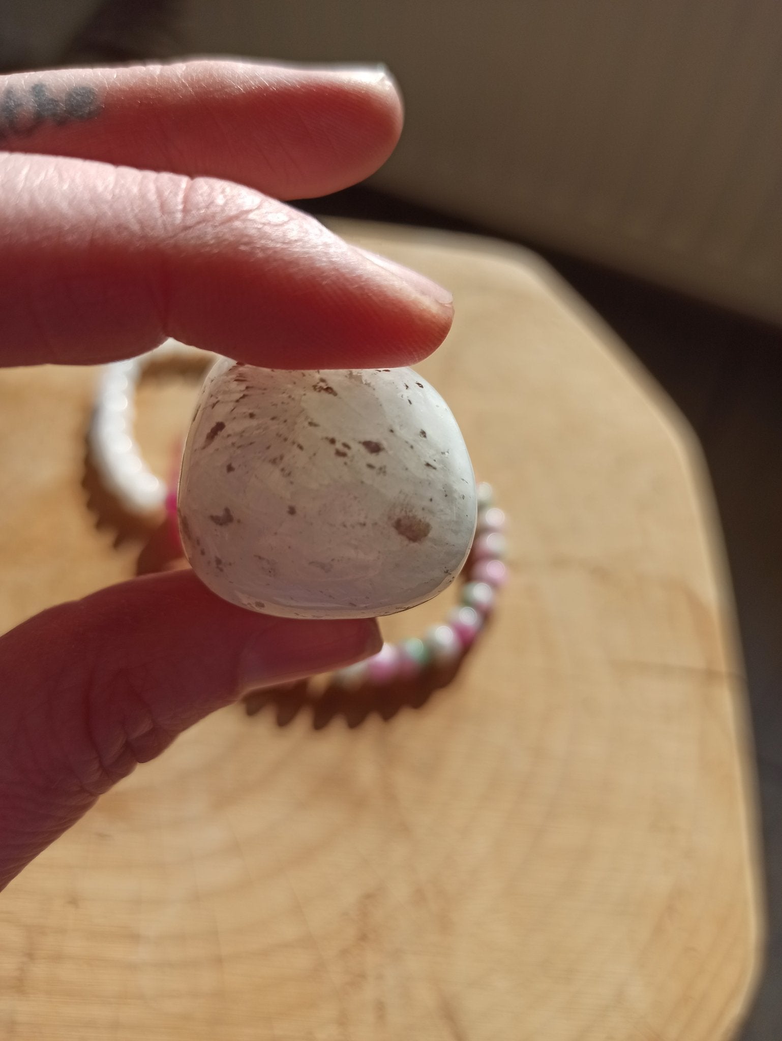 Scolesiet trommelstenen – curated crystal by Marga Jacobs | rust, symboliek en intuïtieve zelfzorg