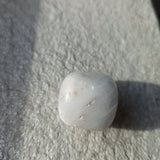 Scolesiet trommelstenen – curated crystal by Marga Jacobs | rust, symboliek en intuïtieve zelfzorg